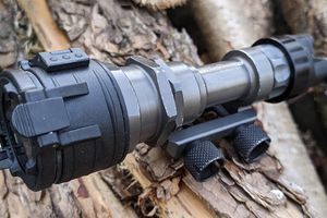 Огляд контрактного збройового ліхтаря серії SUREFIRE M951