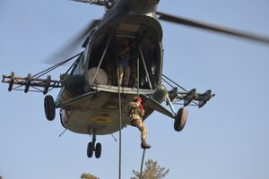 Десантники відпрацювали безпарашутну висадку з гелікоптера