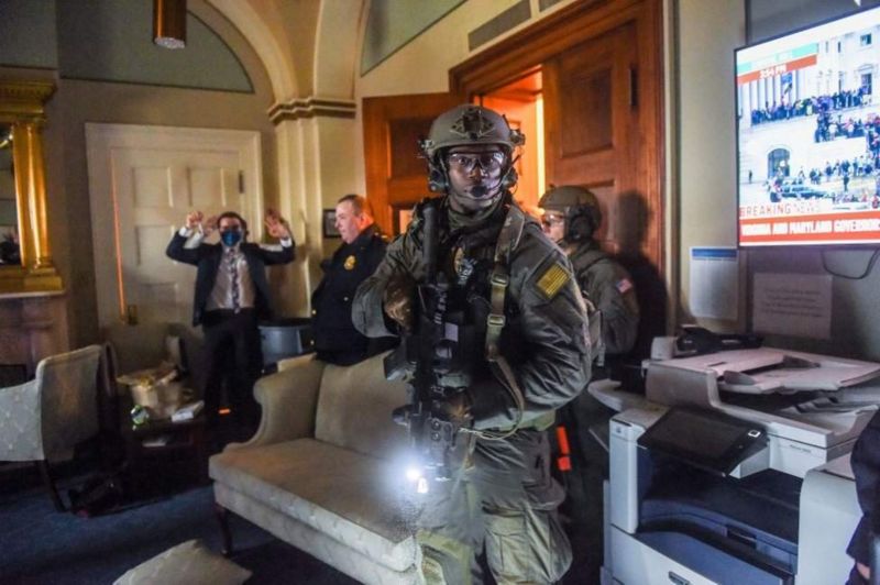 Спецназовцы зачистили Капитолий Фото: Getty Image
