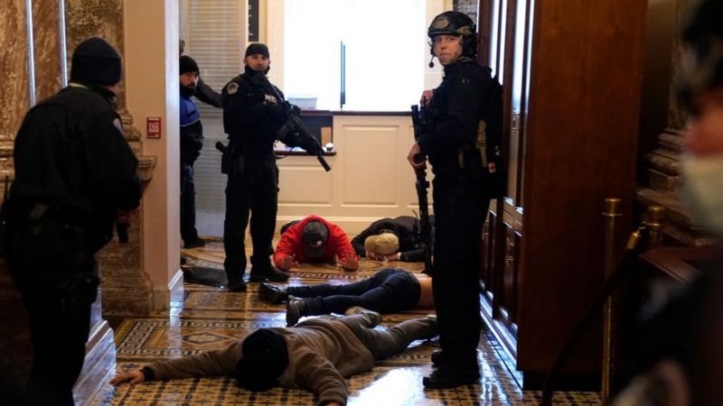 Вооруженная полиция задерживает участников демонстрации в здании конгресса Фото: Getty Images