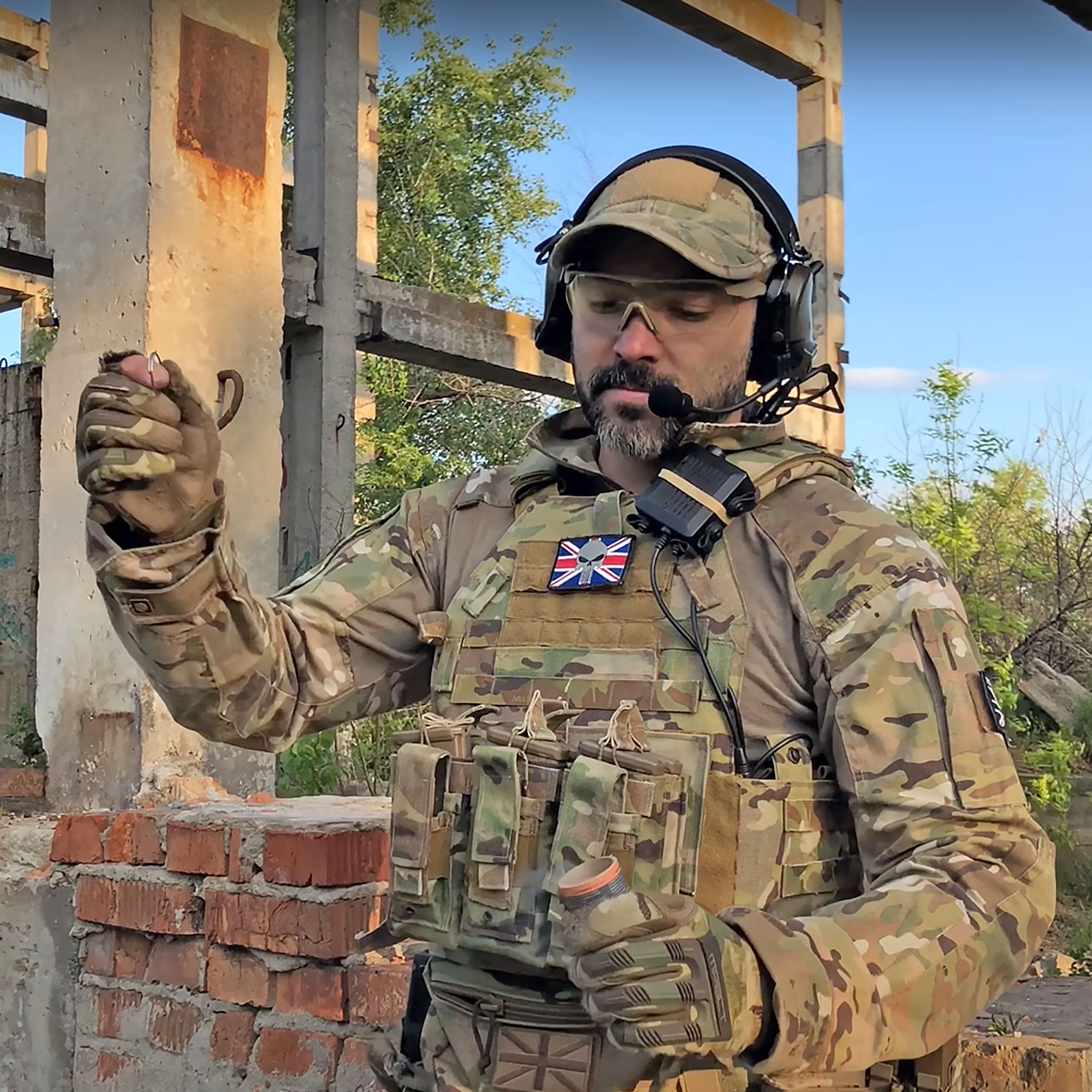 Прийнятна підготовка до гри у страйкбол (є балістичні окуляри, активна гарнітура і бейсболка)
