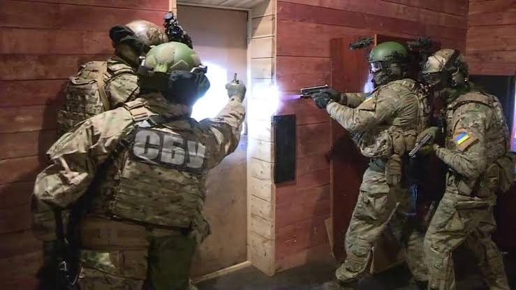 Powerful beams of light mounted under the barrels of weapons to detect and blind the enemy