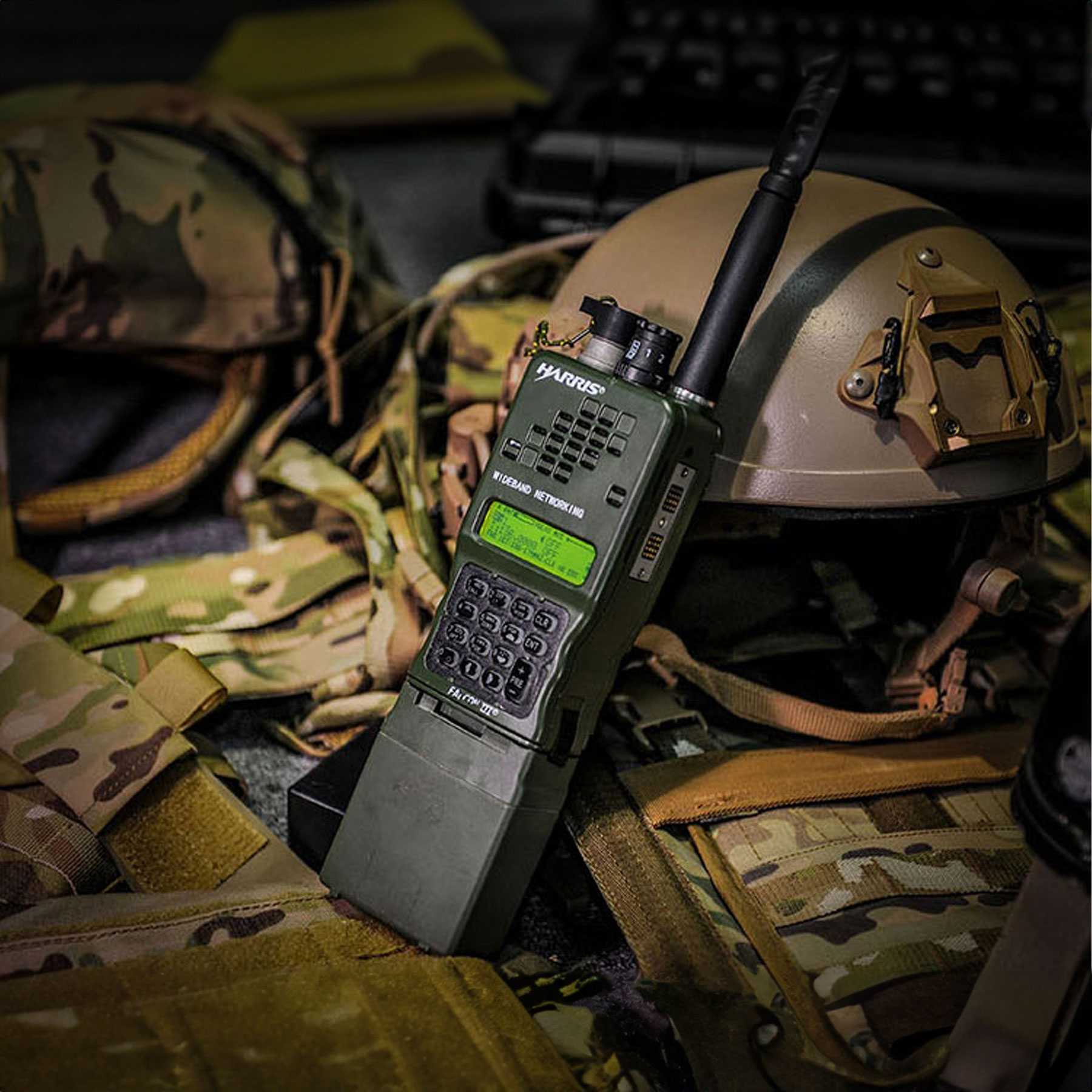 Працююча рація FCS AN/PRC-152A сперта на балістичний шолом