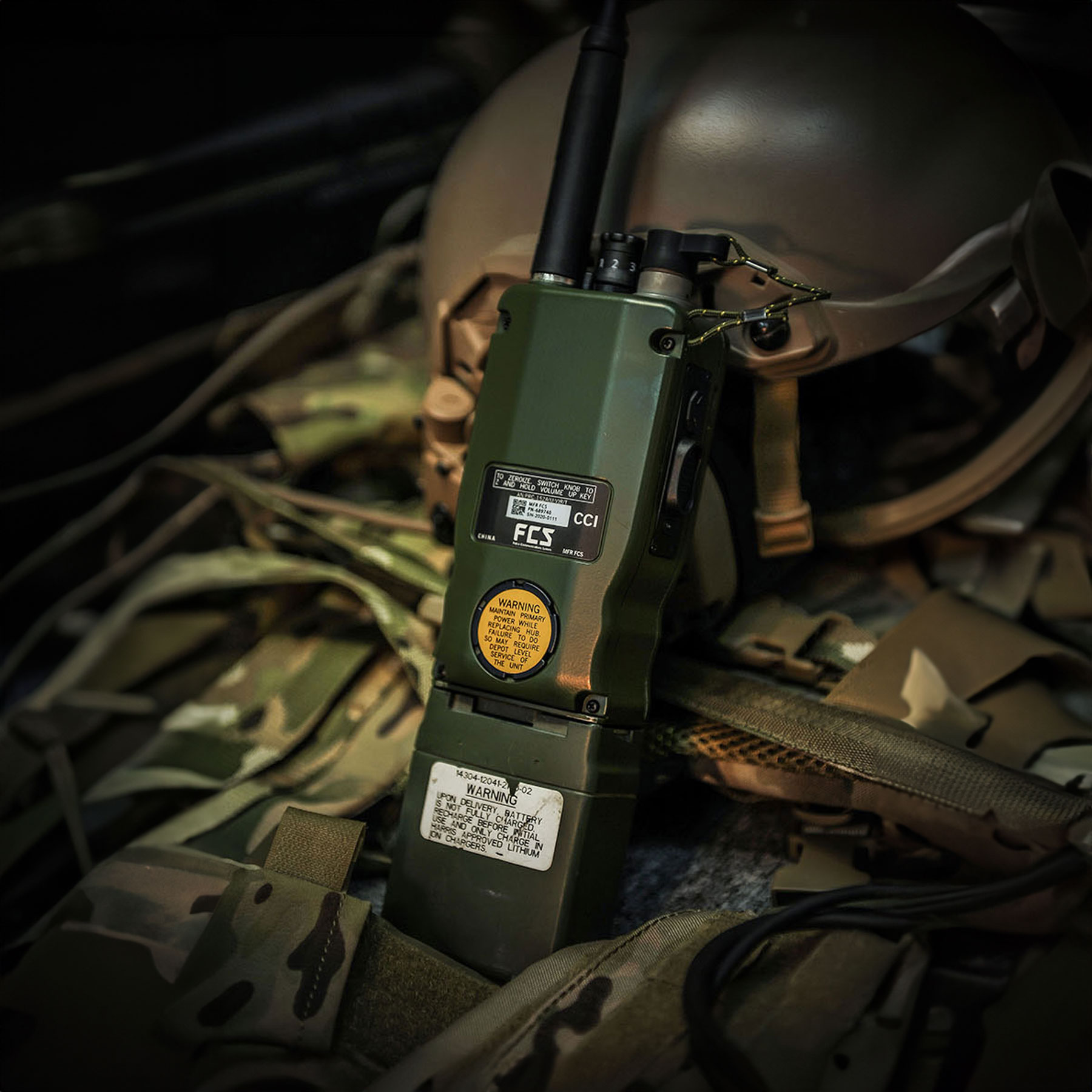 Зворотній бік рації FCS AN/PRC-152A спертої на балістичний шолом