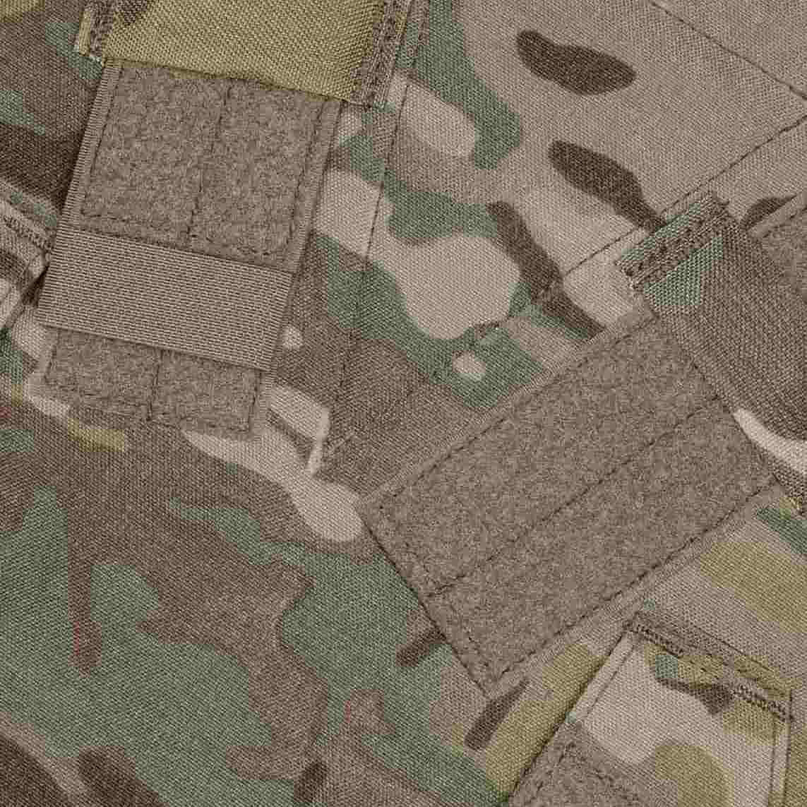 Крупний план камуфляжної тканини з бежевими панелями велкро