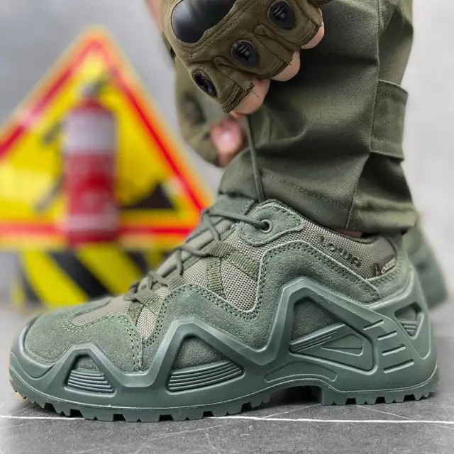 Tying the laces on tactical sneakers