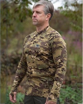 Чоловік у лонгсліві з повністю камуфляжним забарвленням