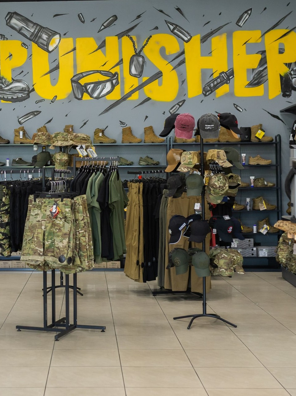 Вітрини з тактичним одягом в другому магазині Punisher у місті Запоріжжя