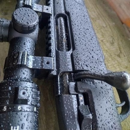 Гвинтівка з оптичним прицілом у вологих погодних умовах, краплі води на зброї