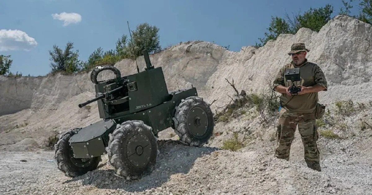 НРК на четырех колесах под управлением военного на песчаном склоне