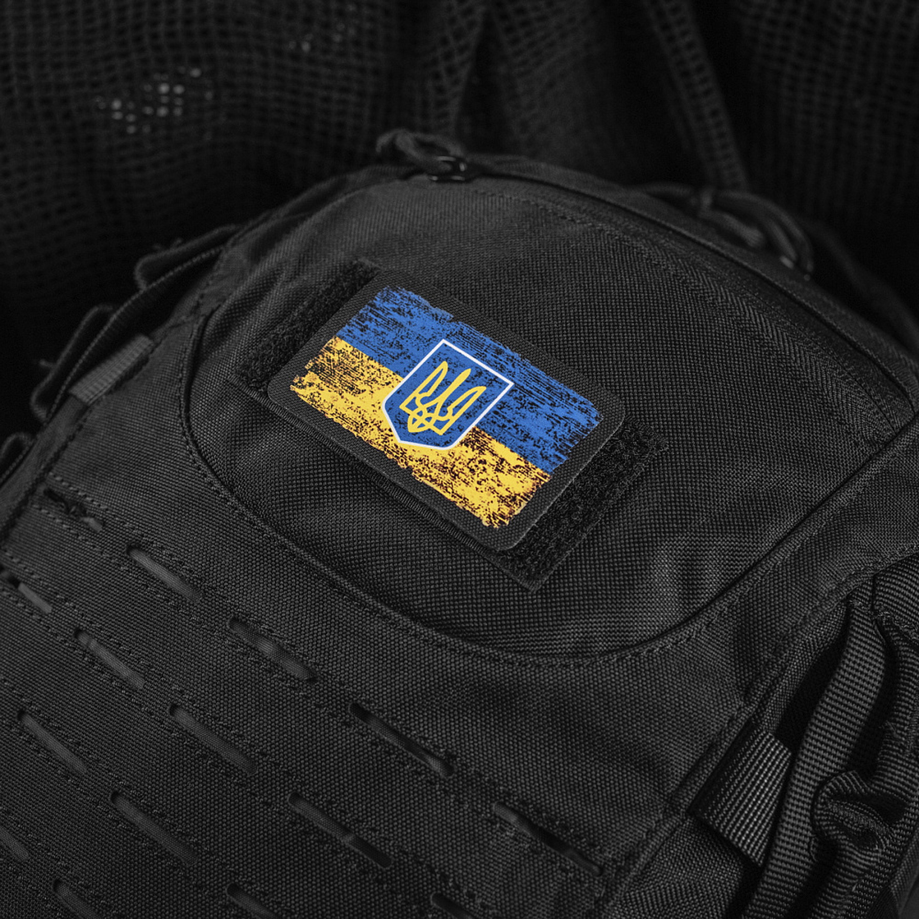 Патч с флагом и гербом Украины на рюкзаке