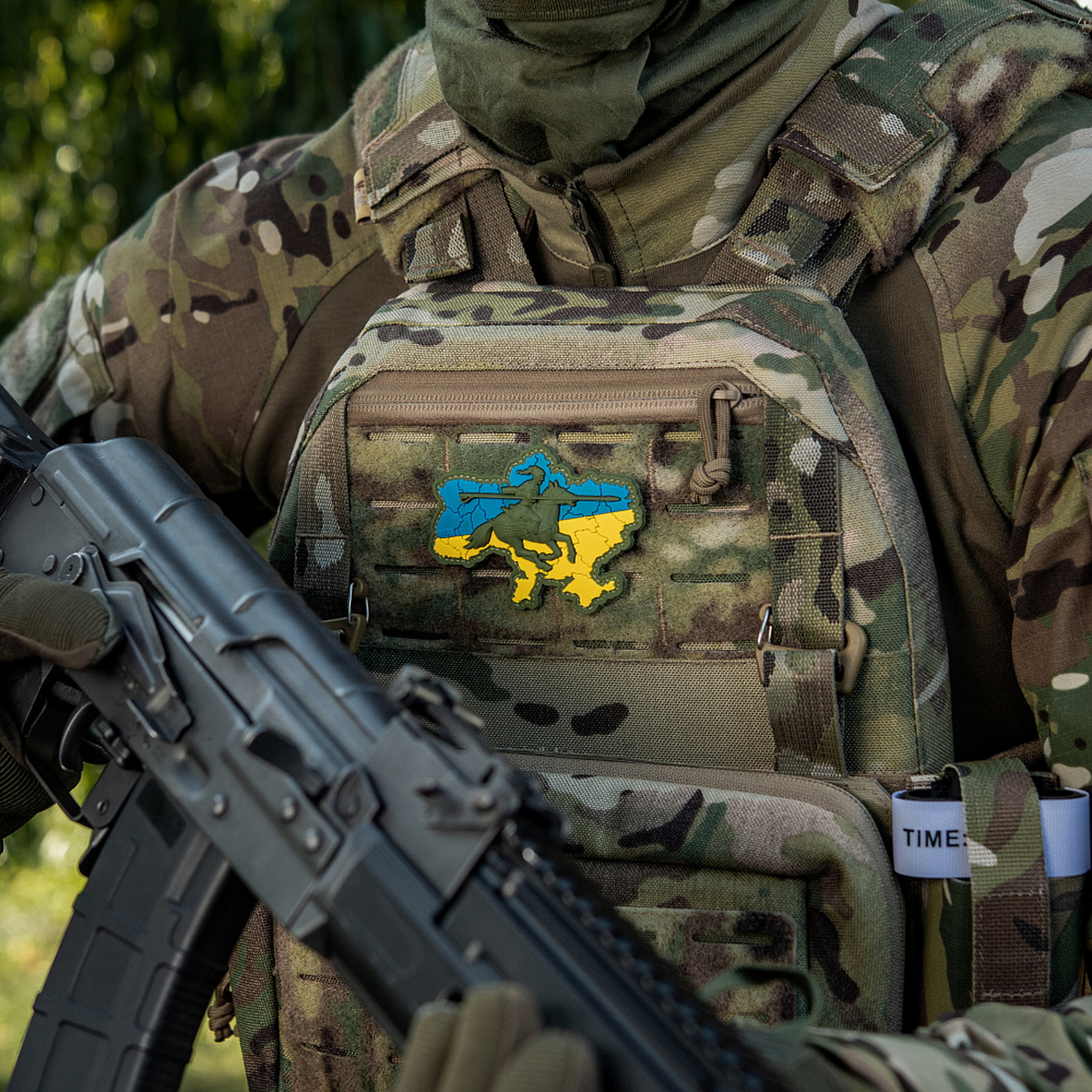 Контур Украины с силуэтом козака на коне с копьем