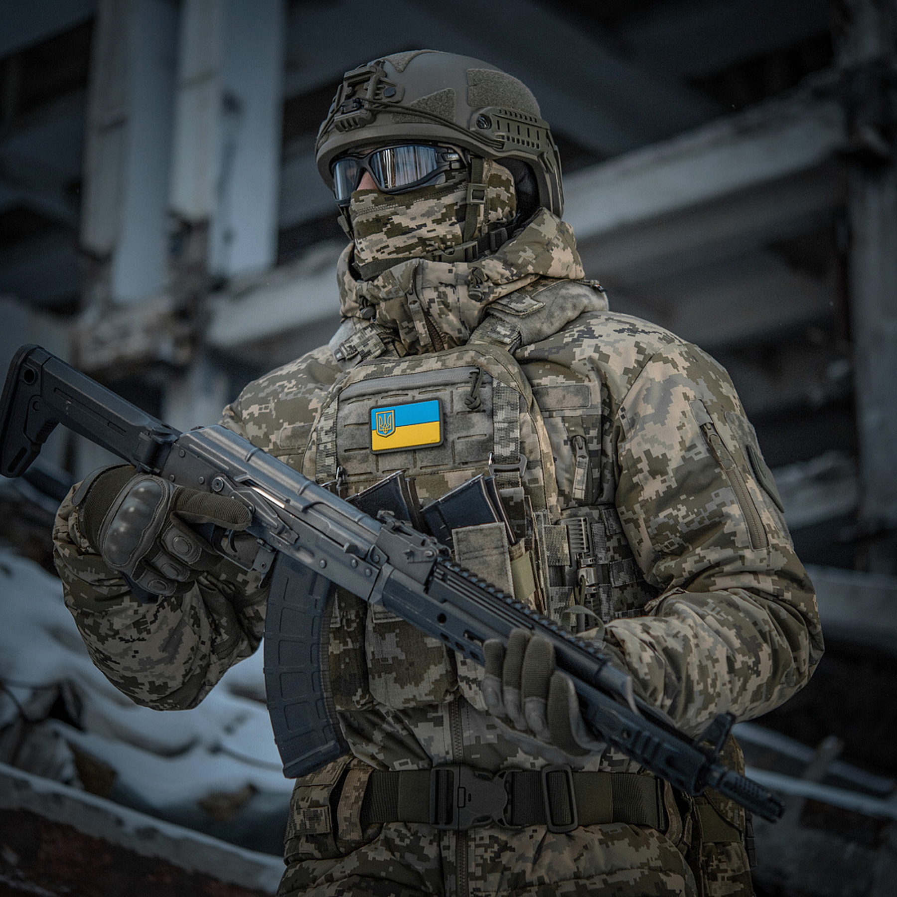 Военный в полной экипировке с патчем-флагом Украины на груди