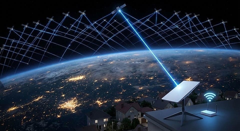 Мережа супутників у небі і термінал Starlink на столі
