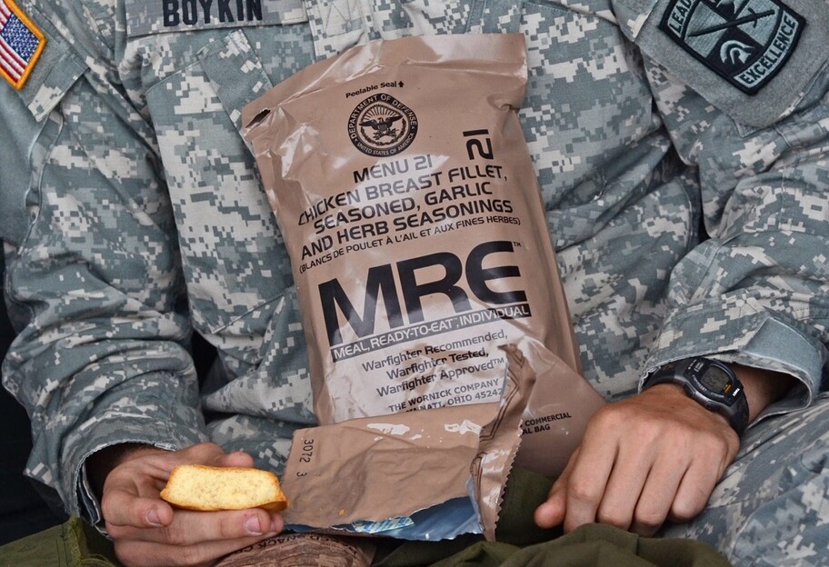 Американский военный с сухпаем своей армии