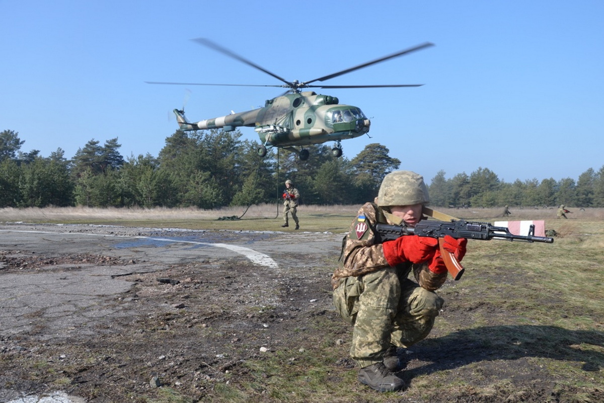 The paratroopers worked without a parachute landing from a helicopter