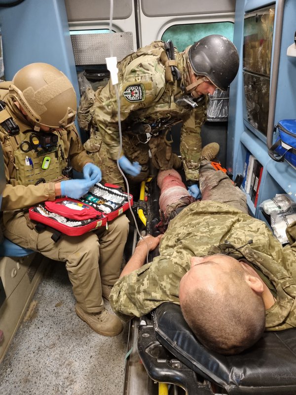 Зняття турнікету у кареті швидкої допомоги