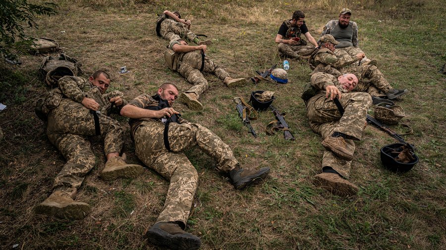 Тренування військових з накладання турнікету самому собі