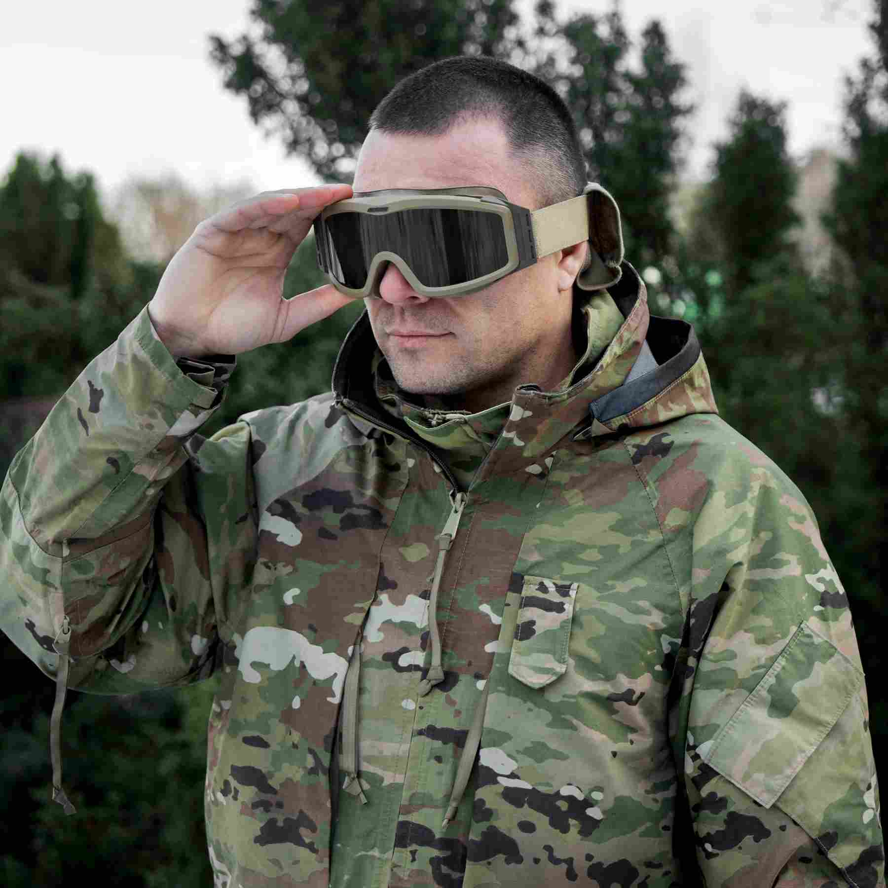 Чоловік у камуфляжній куртці та балістичній масці на вулиці